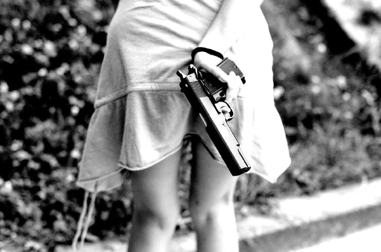mujer-arma mujer-arma